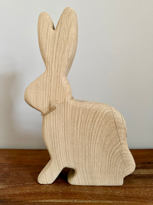 Osterhase sitzend groß aus geschliffenem Eichenholz 1615