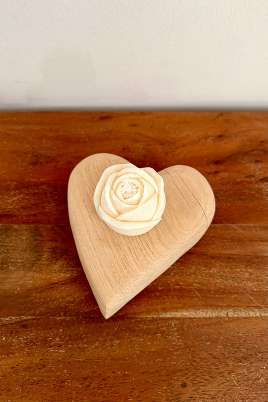 Herz aus geschliffenem Eichenholz liegend mit Designkerzen 1594