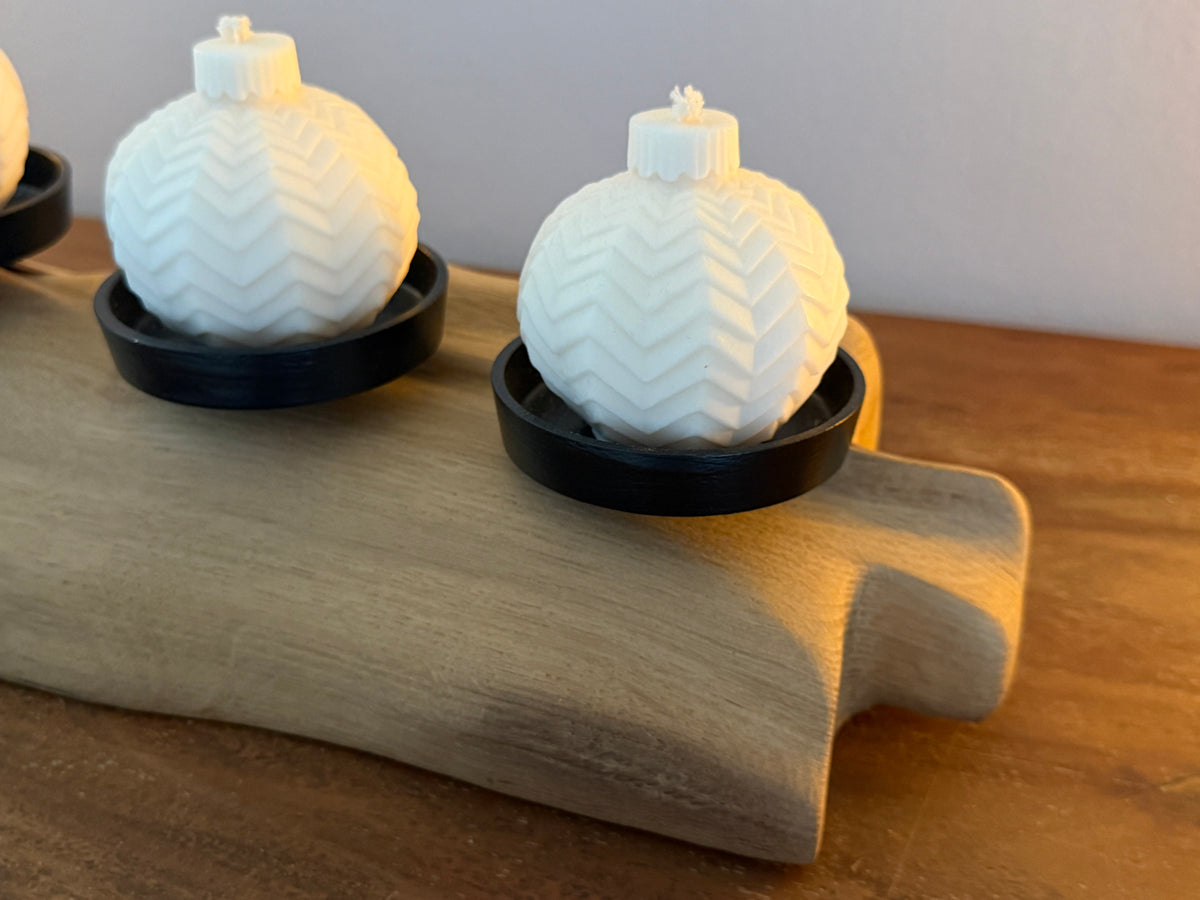 Adventskranz neu gedacht - Kerzenständer aus geschliffenem Eichenholz, schwarze Kerzenteller, vier Designkerzen Unikat Nr. 1185