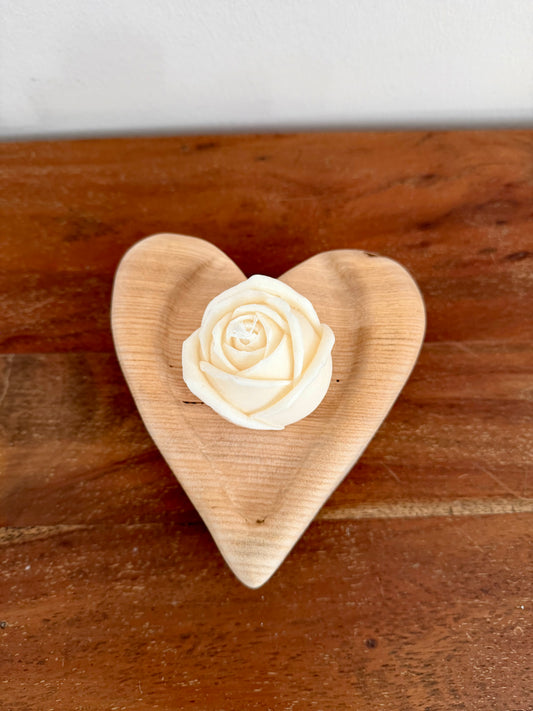 Herz aus geschliffenem Eichenholz liegend mit Designkerzen 1596