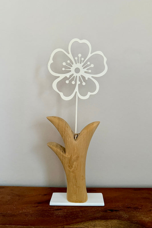 Metallblume weiß auf geschliffenem Eichenholz 1068
