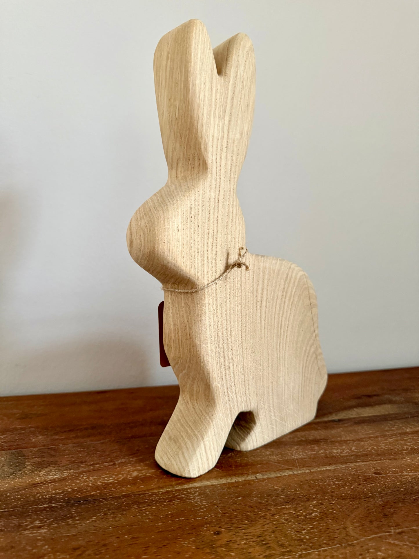 Osterhase sitzend groß aus geschliffenem Eichenholz 1615