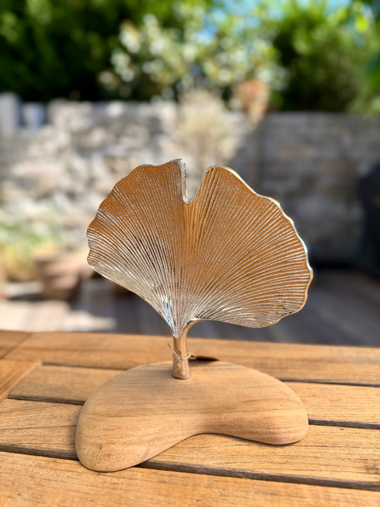 Gingkoblatt aus Alu auf geschliffenem Nussbaumholz 1707