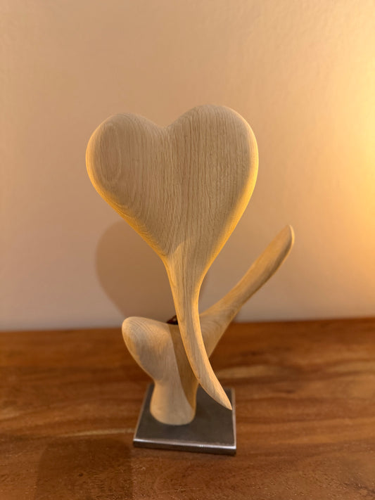 Herz aus geschliffenem Eichenholz auf Metallständer 1223