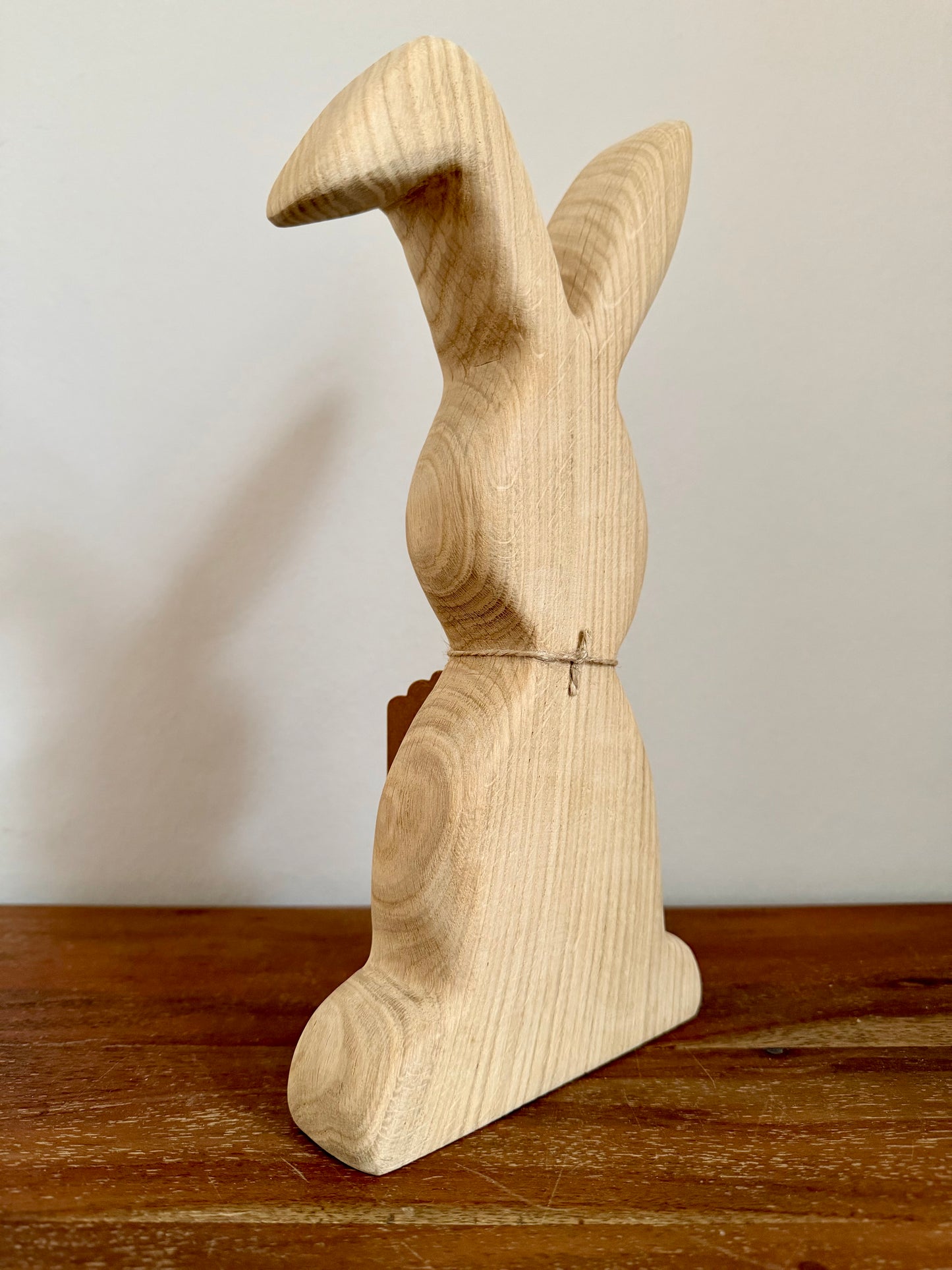 Osterhase stehend mittel aus geschliffenem Eichenholz 1617