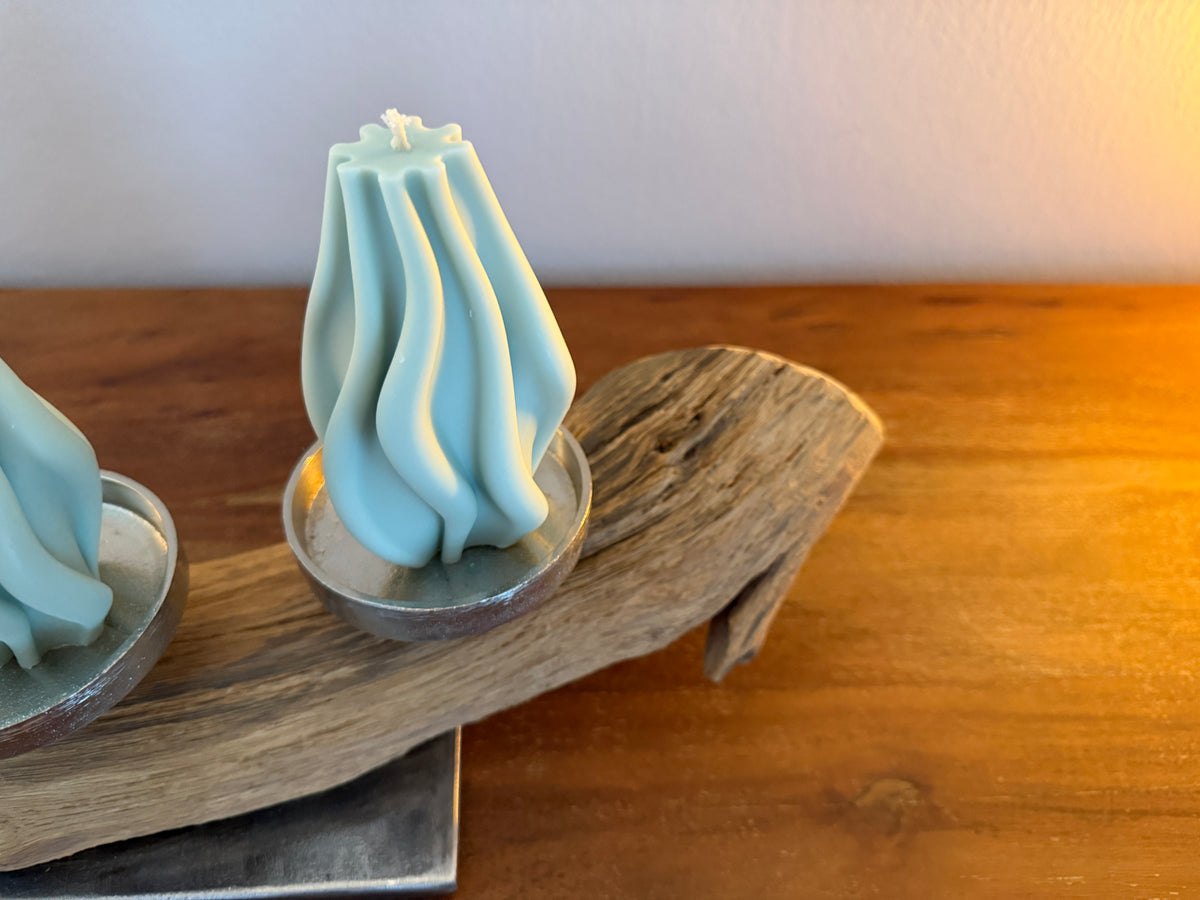Adventskranz neu gedacht aus gebürstetem Eichenholz, silberfarbene Kerzenteller, vier Designkerzen Unikat Nr. 0967