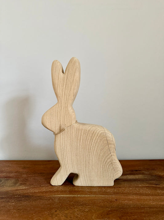 Osterhase sitzend groß aus geschliffenem Eichenholz 1615