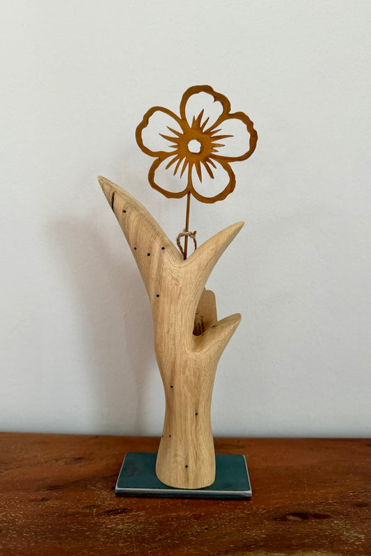 Metallblume rostfarben  auf geschliffenem Eichenholz 0895