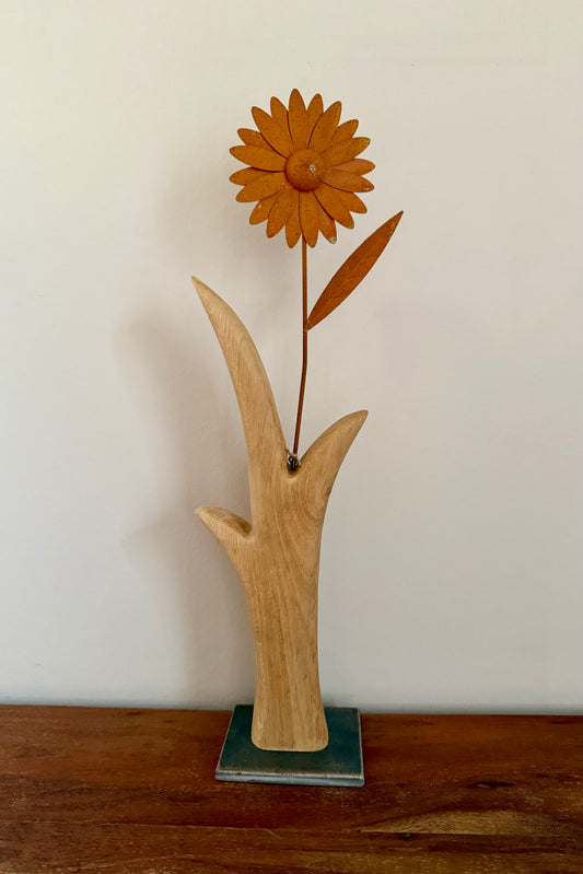 Metallblume rostfarben auf geschliffenem Eichenholz 0936