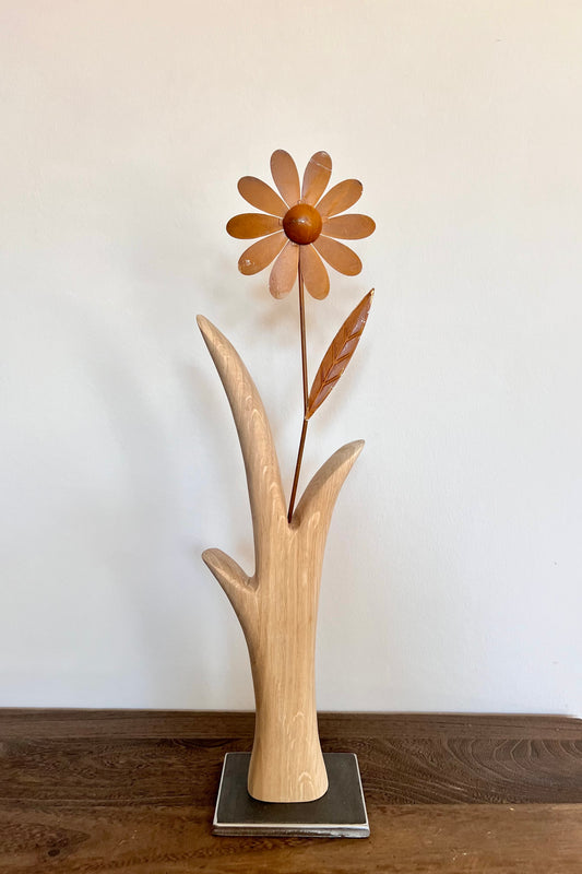 Dekoobjekt Blume aus geschliffenem Eichenholz auf Metallständer