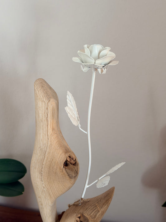 Metallrose weiß auf geschliffenem Eichenholz 1635