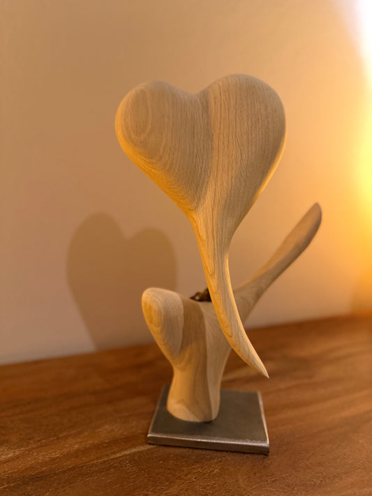 Herz aus geschliffenem Eichenholz auf Metallständer 1223