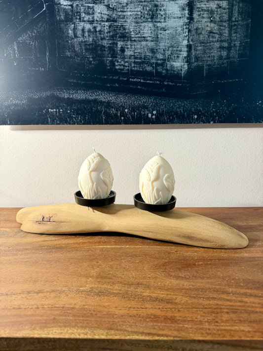 Kerzenständer aus geschliffenem Eichenholz auf Metallplatte mit zwei Designkerzen 1318