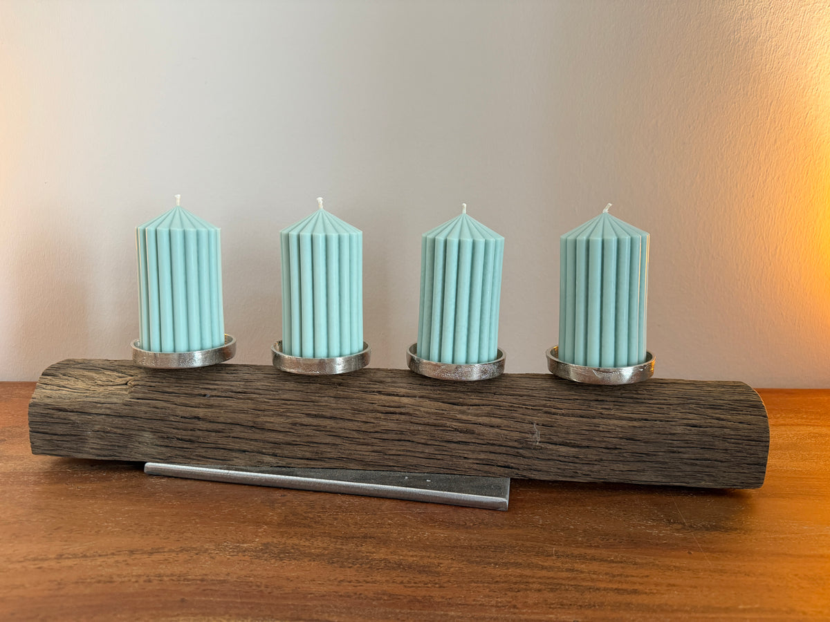 Adventskranz neu gedacht - Kerzenständer aus gebürstetem Eichenholz, silberfarbene Kerzenteller, vier Designkerzen Unikat Nr. 1134