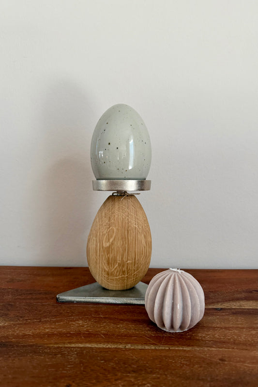 Osterset Kerzenständer aus geschliffenem Eichenholz auf Metallplatte mit Designkerze und Osterei Keramik 356