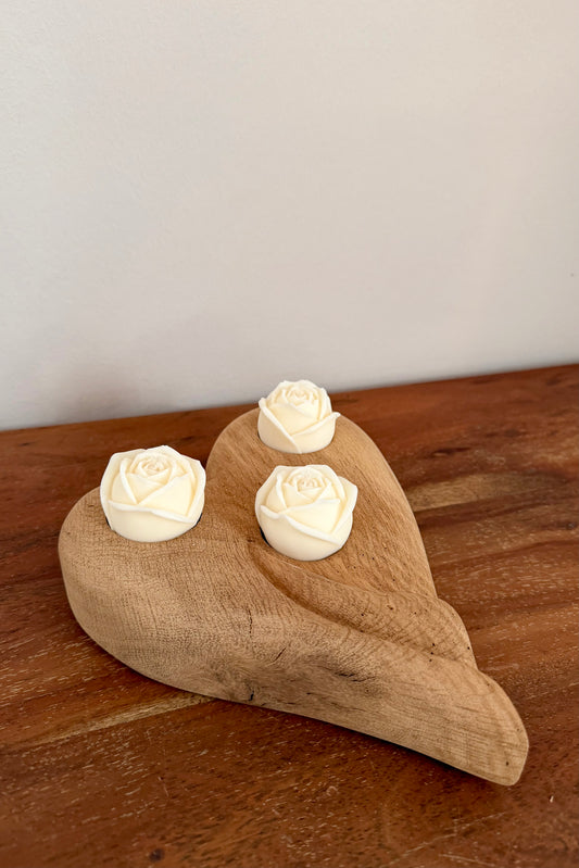 Herz aus geschliffenem Eichenholz liegend mit Designkerzen 1600