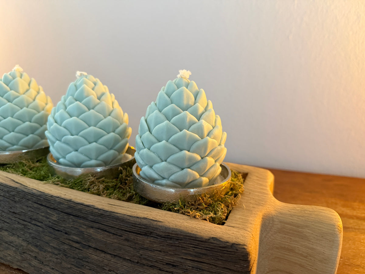 Adventskranz neu gedacht - Kerzenständer aus gebürstetem Eichenholz, silberfarbene Kerzenteller, vier Designkerzen, Unikat Nr. 1101