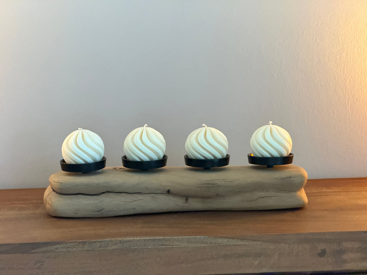 Adventskranz neu gedacht - Kerzenständer aus geschliffenem Eichenholz, schwarze Kerzenteller, vier Designkerzen Unikat Nr. 1184