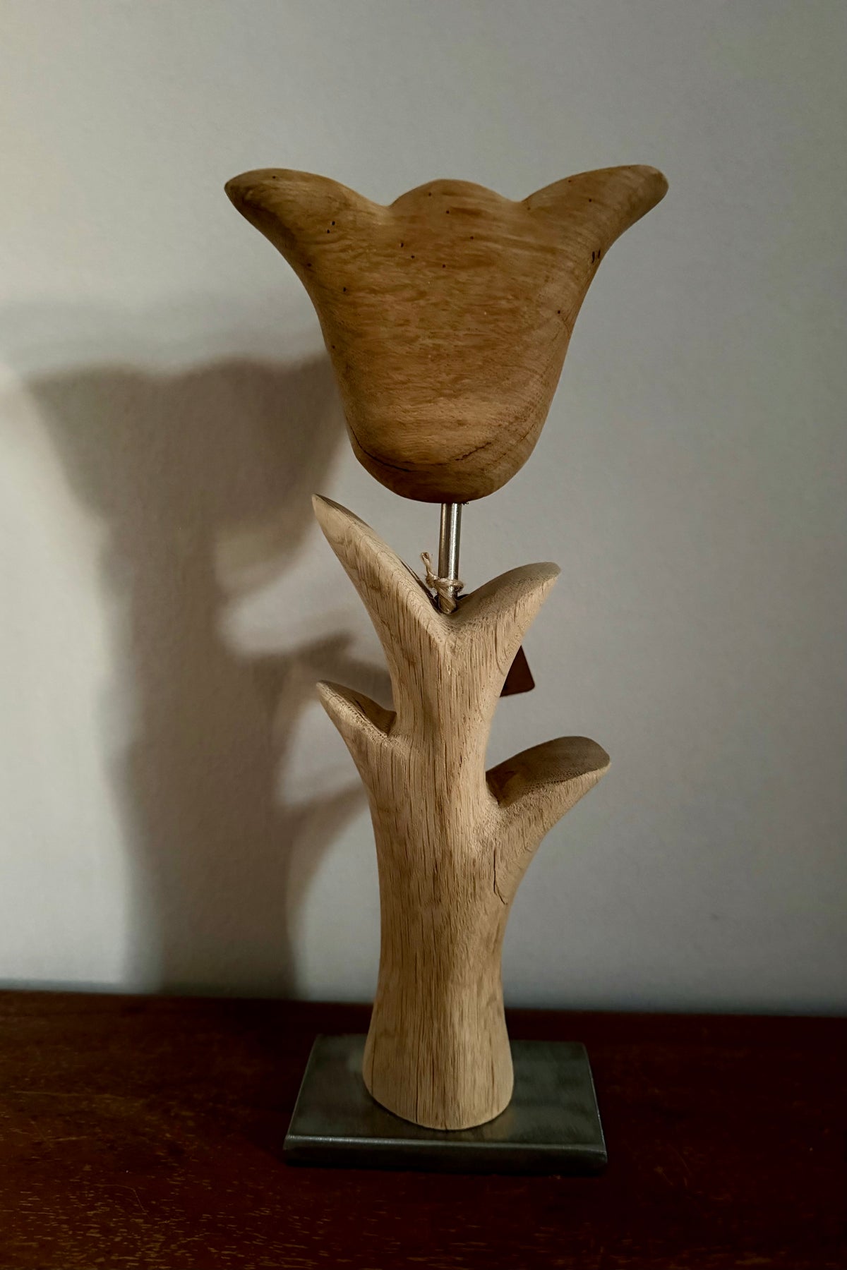 Holzblume in Tulpenform aus Eichenholz auf Metallplatte, Unikat Nr. 0814