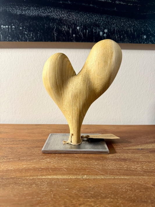 Herz aus geschliffenem Eichenholz auf Metallständer - 0322