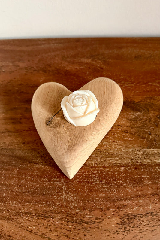 Herz aus geschliffenem Eichenholz liegend mit Designkerzen 1599