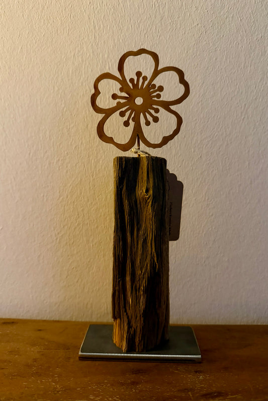 Metallblume rostfarben auf gebürstetem Eichenholz 1040