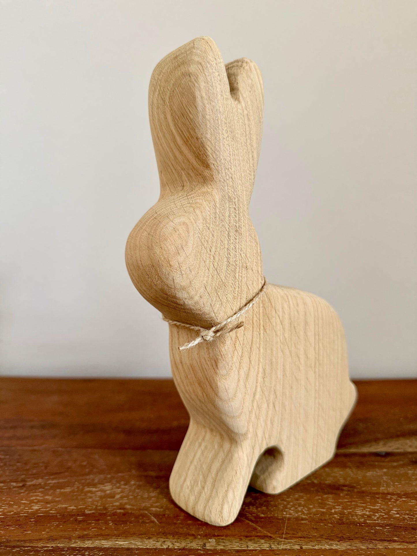 Osterhase sitzend klein aus geschliffenem Eichenholz 1614