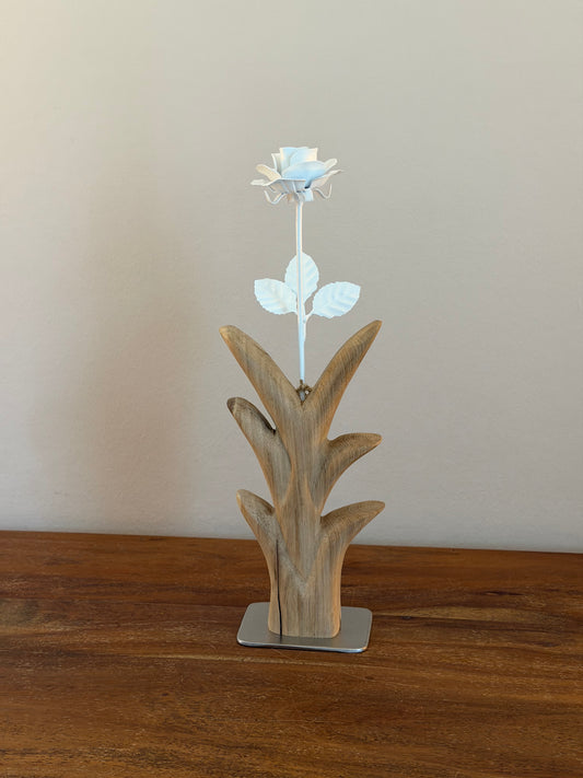 Metallrose weiß auf geschliffenem Eichenholz 1636