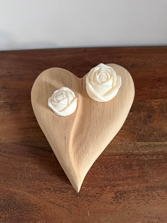 Herz aus geschliffenem Eichenholz liegend mit Designkerzen 1597