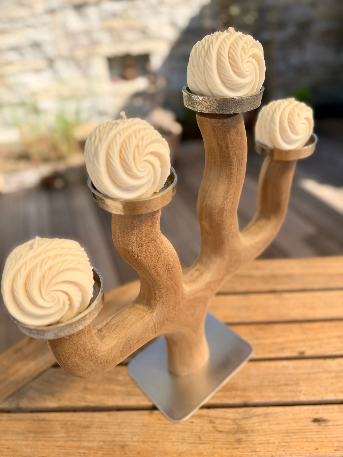 Adventskranz neu gedacht - Kerzenständer aus geschliffenem Eichenholz, silberfarbene Kerzenteller, vier Designkerzen 1717