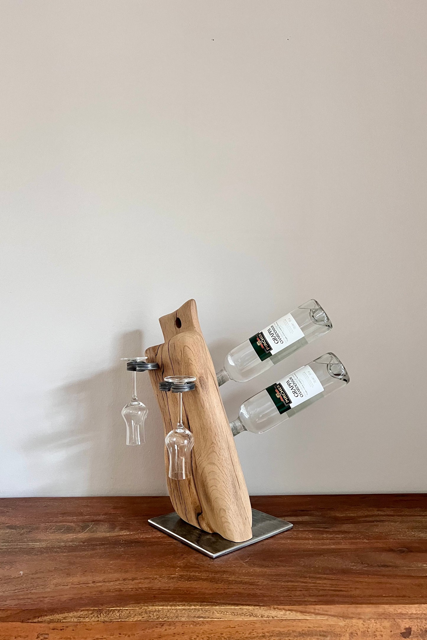 Weinständer aus geschliffenem Eichenholz auf Metallständer