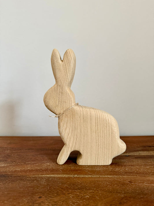 Osterhase sitzend klein aus geschliffenem Eichenholz 1614