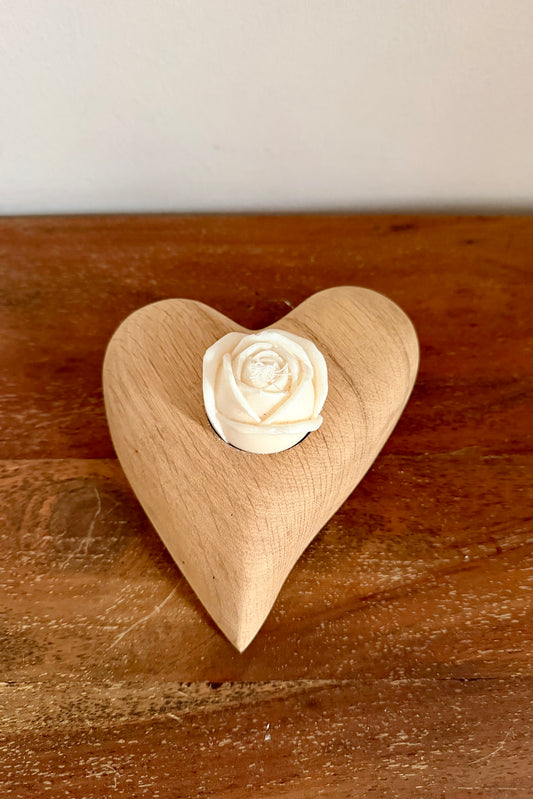 Herz aus geschliffenem Eichenholz liegend mit Designkerzen 1598