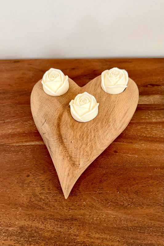 Herz aus geschliffenem Eichenholz liegend mit Designkerzen 1600