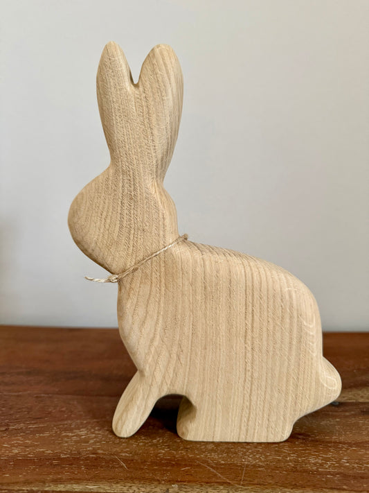Osterhase sitzend klein aus geschliffenem Eichenholz 1614