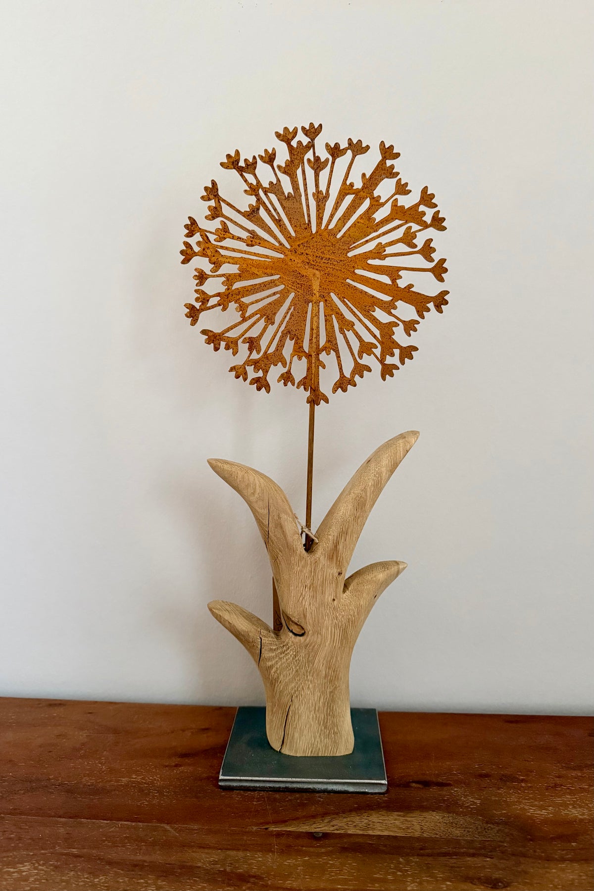 Metallpusteblume rostfarben auf Eichenholz, Unikat Nr. 1085
