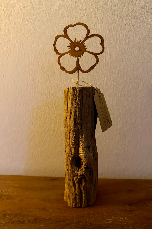 Metallblume rostfarben auf gebürstetem Eichenholz 0968