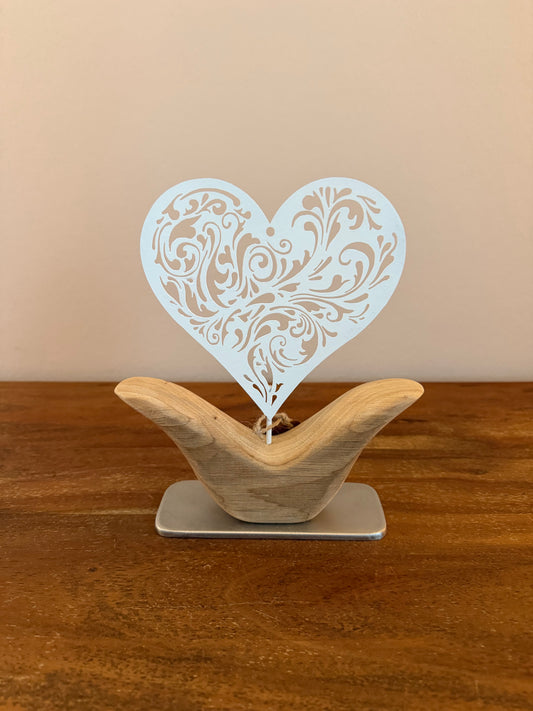 Metallherz weiß auf geschliffenem Eichenholz 1638