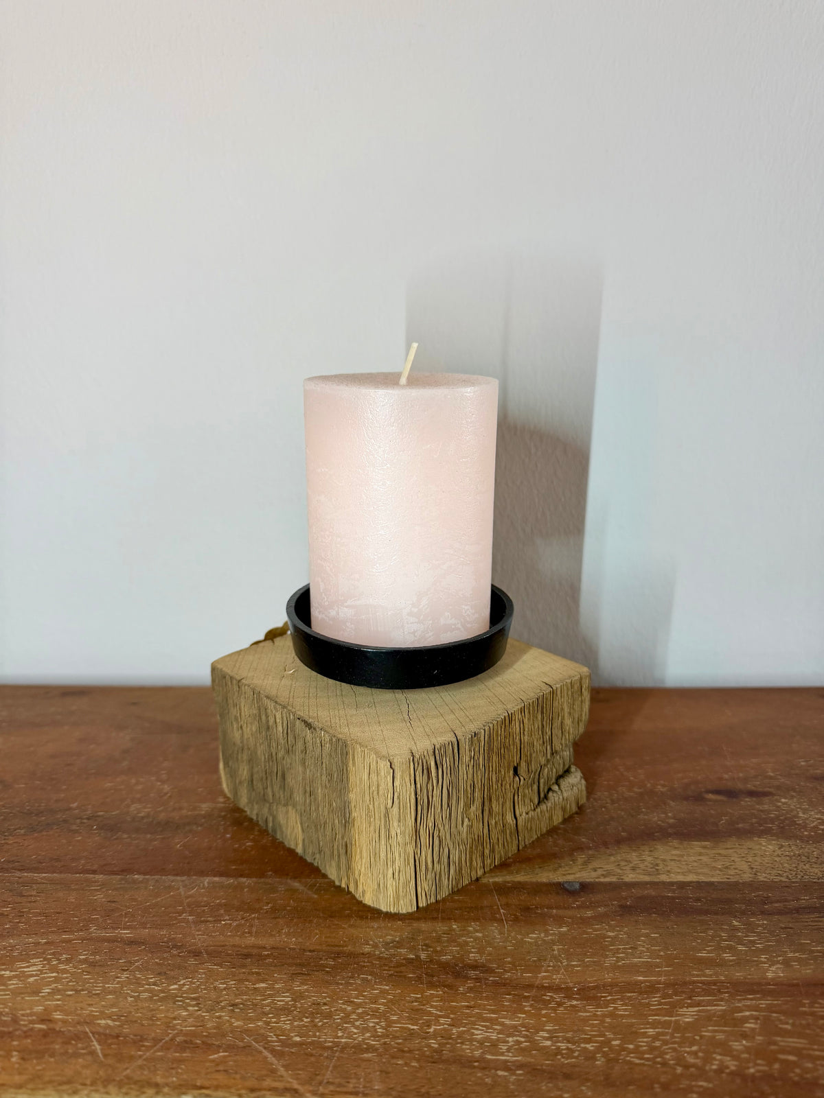 Kerzenständer aus Eichenholz mit rosa Stumpenkerze, Unikat Nr. 1656