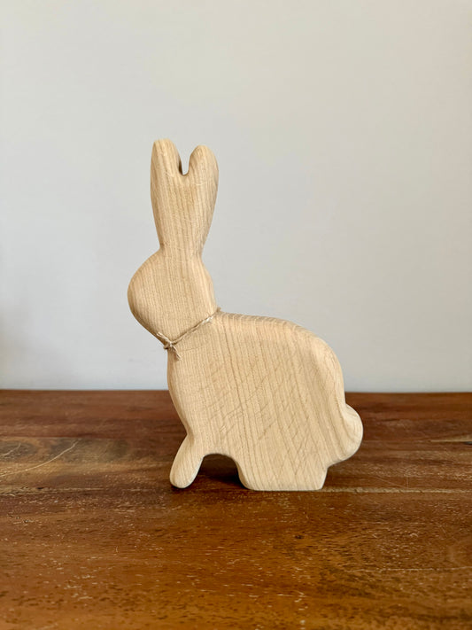 Osterhase sitzend klein aus geschliffenem Eichenholz 1616