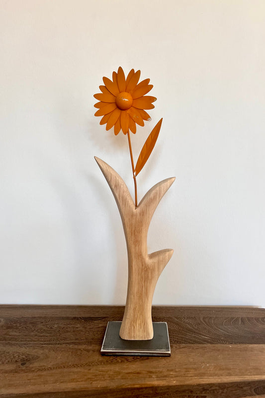 Dekoobjekt Blume aus geschliffenem Eichenholz auf Metallständer