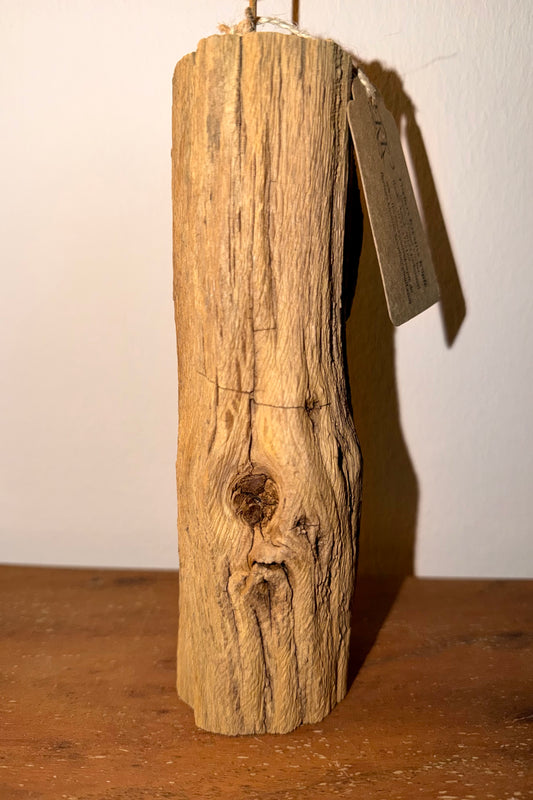 Metallblume rostfarben auf gebürstetem Eichenholz 0968