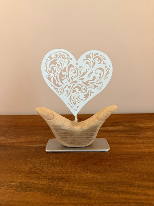 Metallherz weiß auf geschliffenem Eichenholz 1639