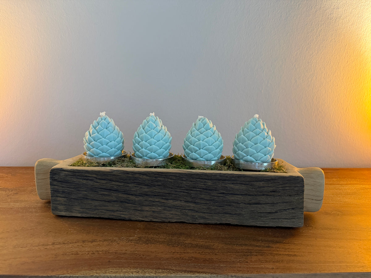 Adventskranz neu gedacht - Kerzenständer aus gebürstetem Eichenholz, silberfarbene Kerzenteller, vier Designkerzen, Unikat Nr. 1101