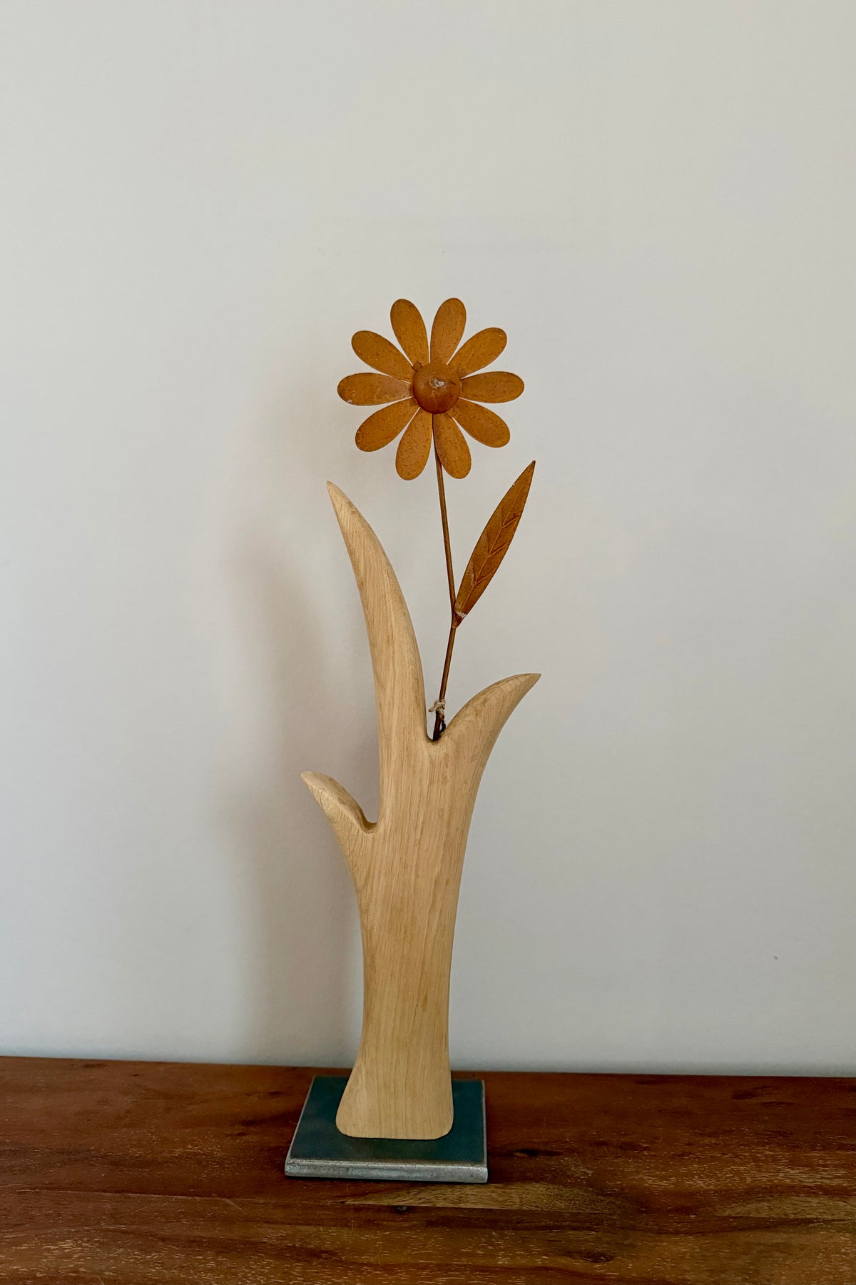 Metallblume rostfarben auf Eichenholz, Unikat Nr. 0937