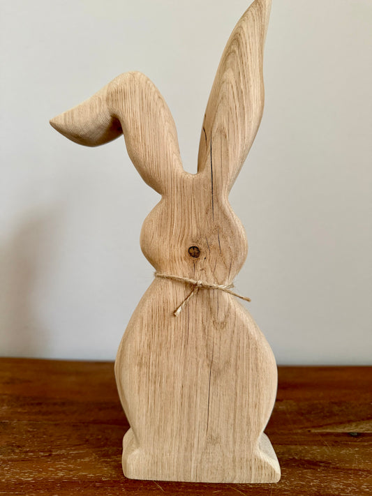 Osterhase stehend klein aus geschliffenem Eichenholz 1612