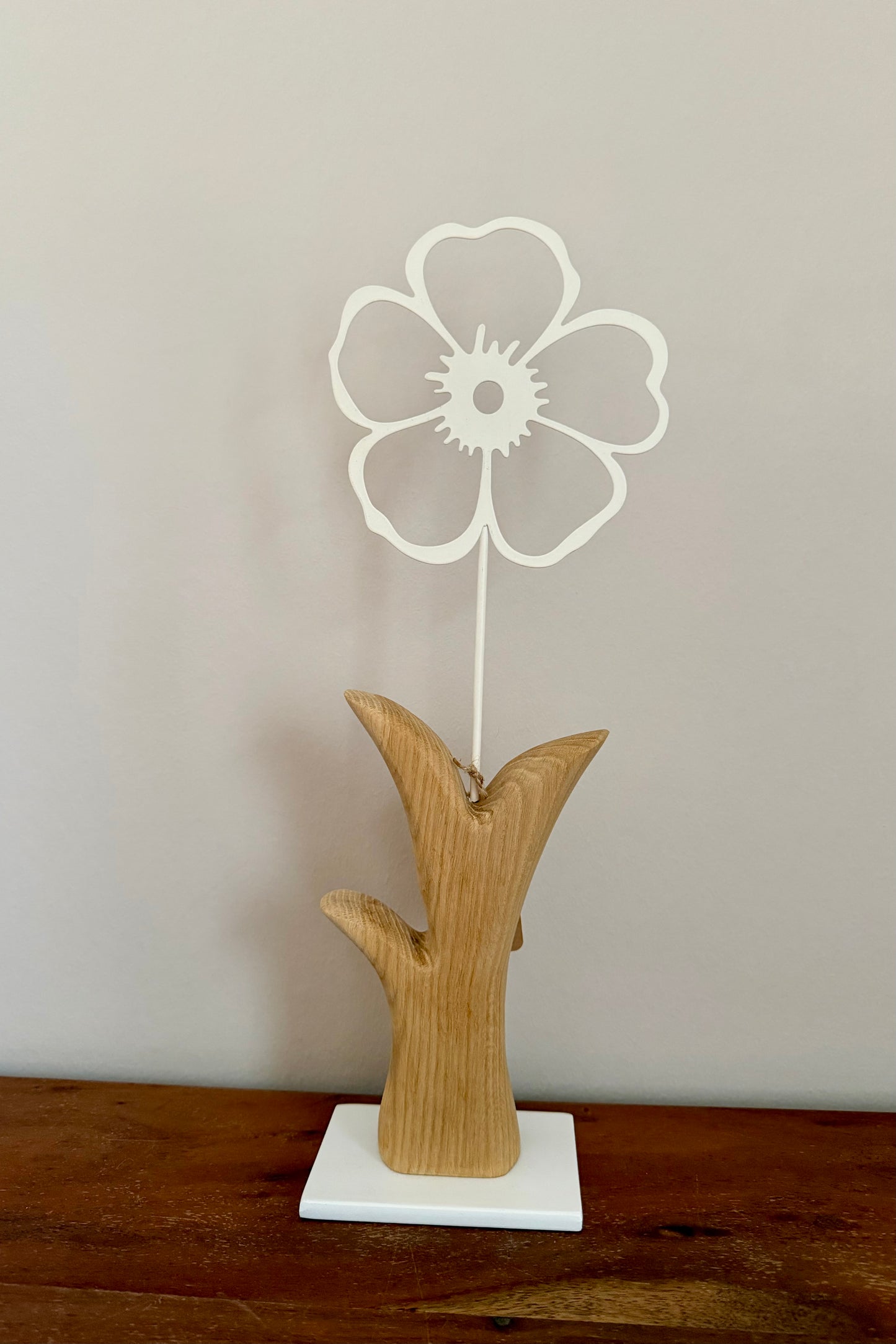 Metallblume weiß auf geschliffenem Eichenholz 1066