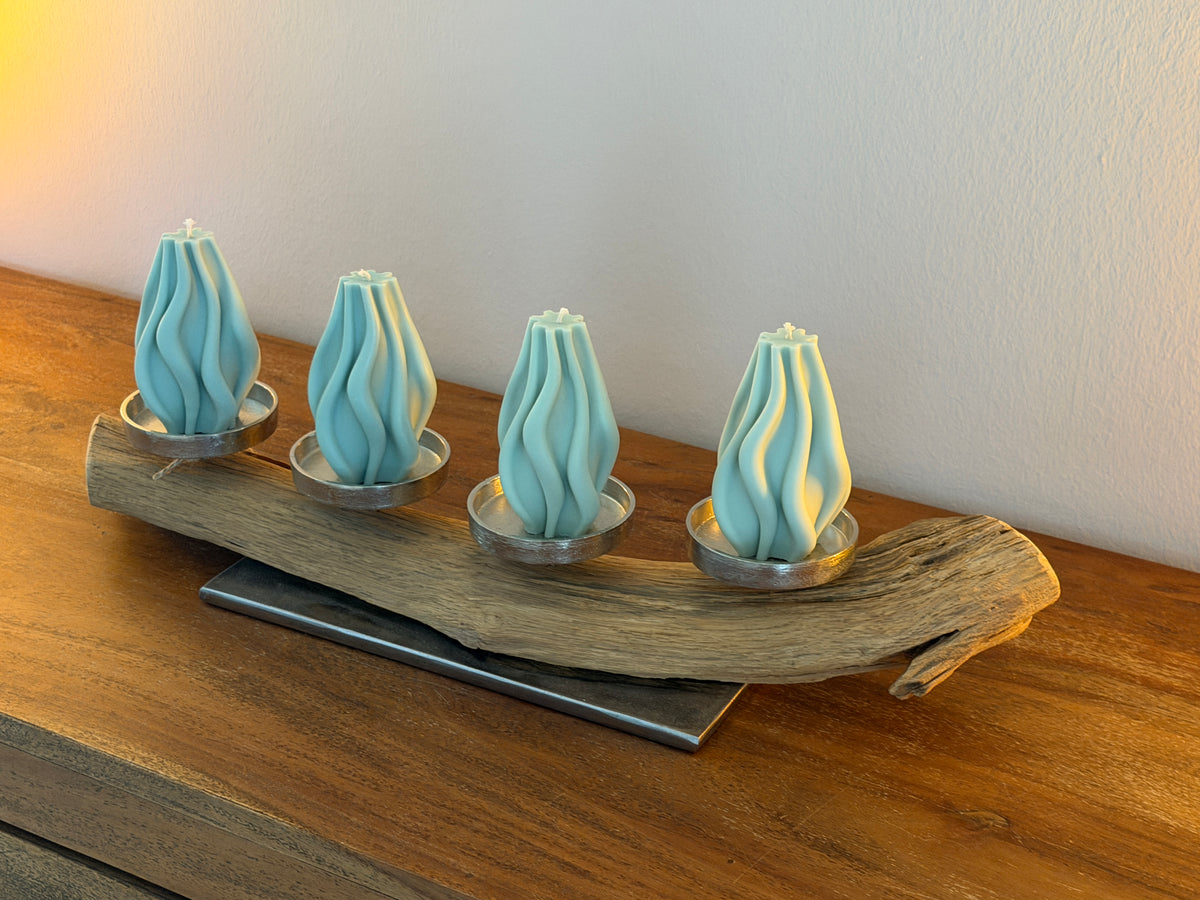 Adventskranz neu gedacht aus gebürstetem Eichenholz, silberfarbene Kerzenteller, vier Designkerzen Unikat Nr. 0967