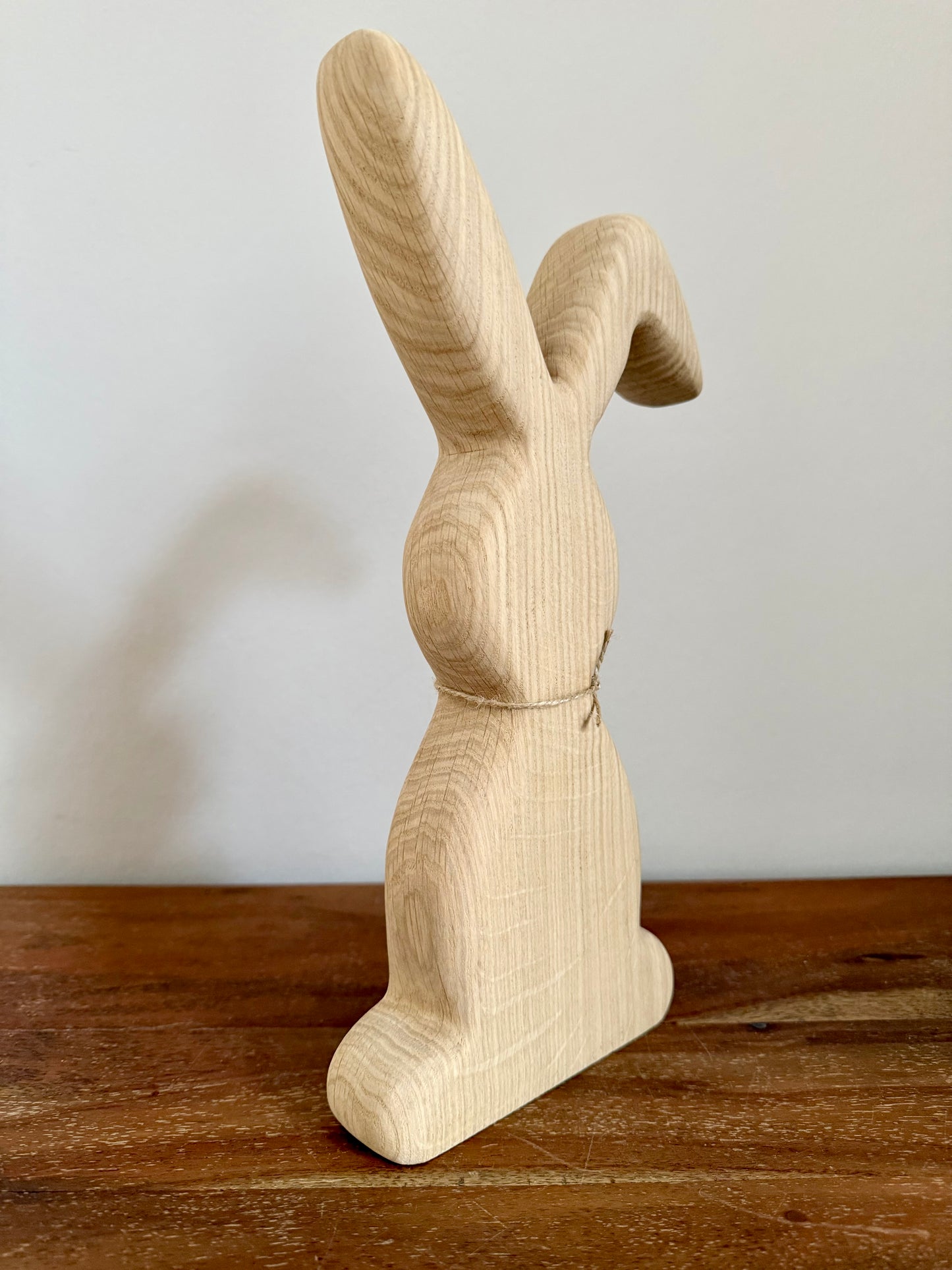 Osterhase stehend mittel aus geschliffenem Eichenholz 1610