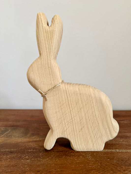 Osterhase sitzend klein aus geschliffenem Eichenholz 1616